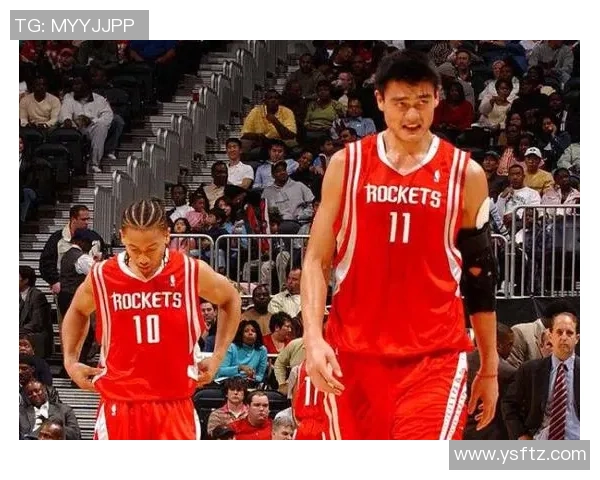 姚明与罗德曼同框合影展现篮球巨星的友谊与传奇瞬间 姚明与罗德曼同框合影展现篮球巨星的友谊与传奇瞬间