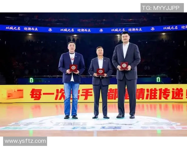 姚明化身球迷激情发球引发全场热烈欢呼与回忆 姚明化身球迷激情发球引发全场热烈欢呼与回忆