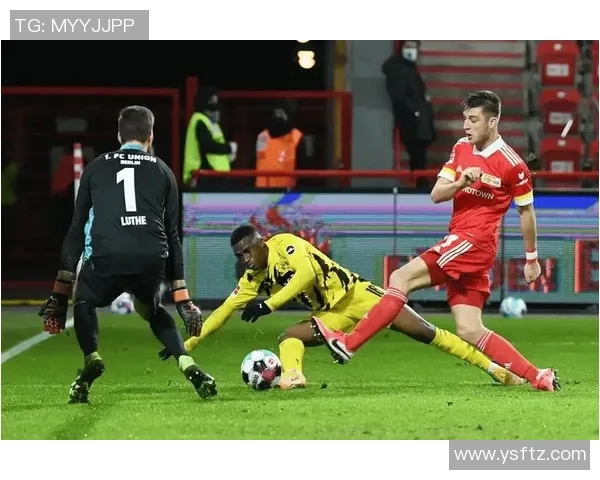 友谊赛激战里昂与多特蒙德1比1平补时争议进球引发全场热议 友谊赛激战里昂与多特蒙德1比1平补时争议进球引发全场热议